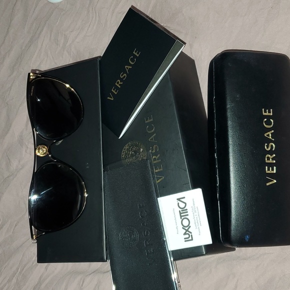 VERSACEMedusa Greca Cat-Eye polarized Sunglasses - Picture 2 of 8